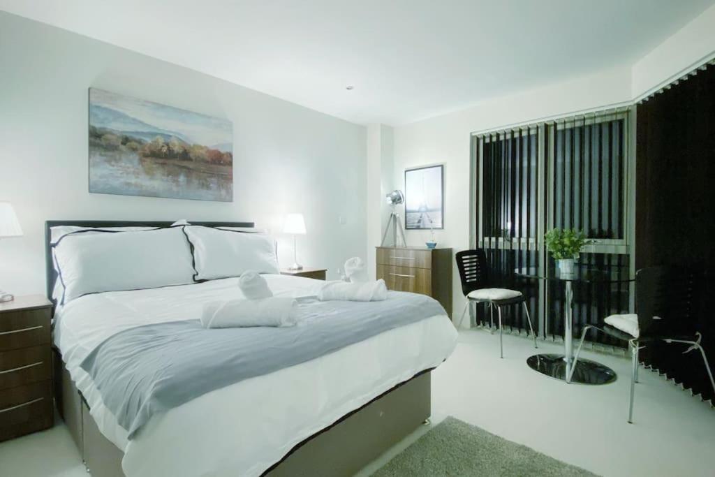Two Bedroom Luxury Apt With Film Style Swansea Exterior photo
