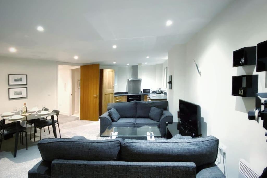 Two Bedroom Luxury Apt With Film Style Swansea Exterior photo