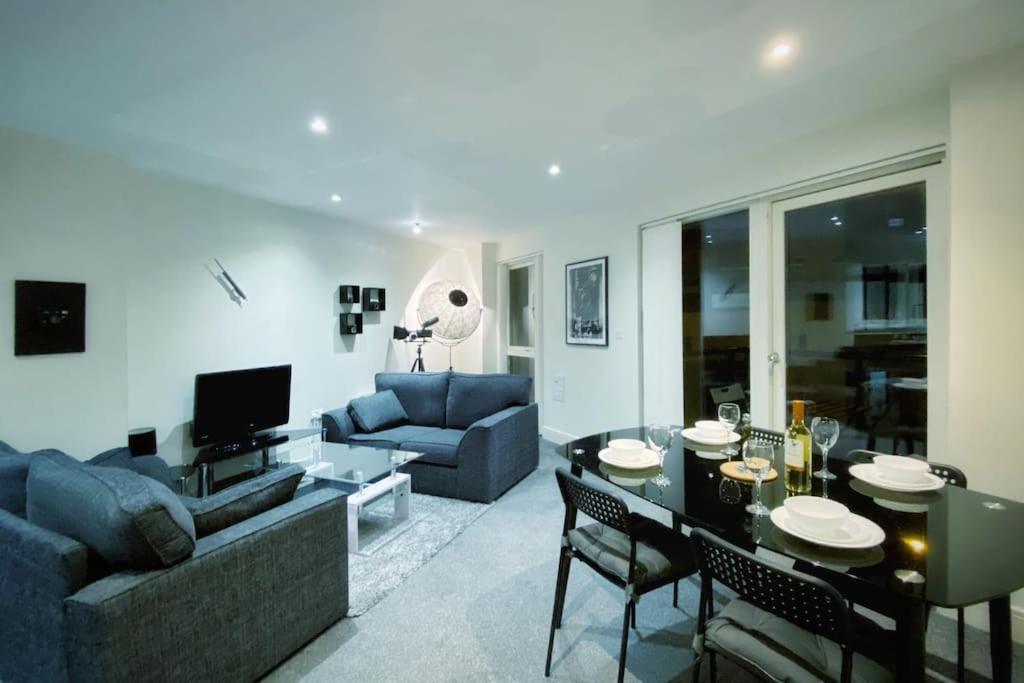Two Bedroom Luxury Apt With Film Style Swansea Exterior photo