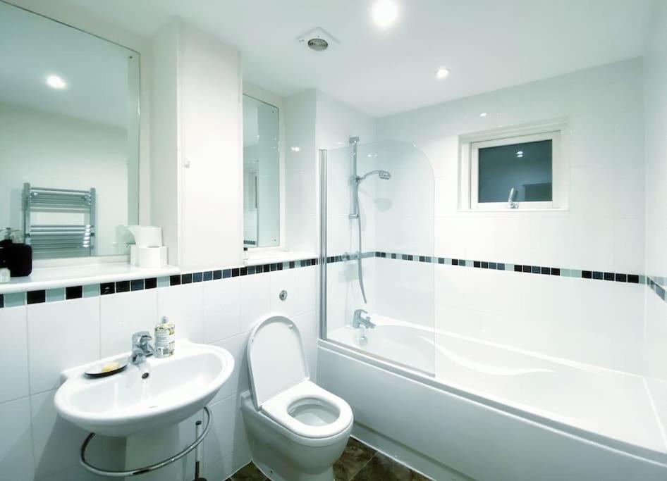 Two Bedroom Luxury Apt With Film Style Swansea Exterior photo